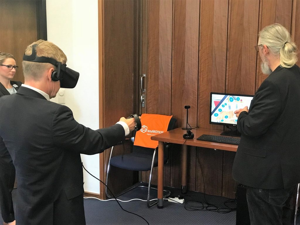 Ausprobieren von VR Anwendung bei Vortrag Virtuelle Realität in Unternehmenskommunikation Unternehmerschaft Düsseldorf