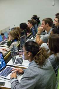 Aufmersame Studierende im zugeschalteten Hörsaal anyMOTION übernimmt Dozentenstelle an der Fontys - Erster Workshop zum Thema Webseitenrelaunch
