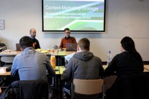 Frank Trimborn (links) und Mathias Kossmann während des Praxisseminars zum Content Marketing an der Fontys im Gespräch mit Studierenden.