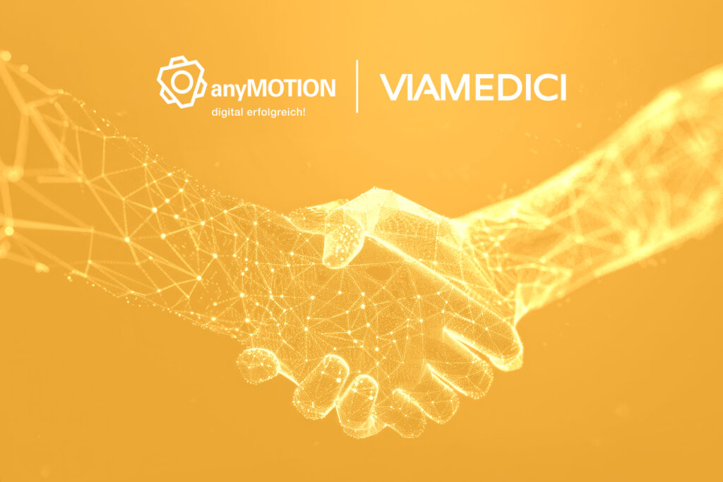 Die Logos von anyMOTION und Viamedici stehen über der Darstellung eines abstrakten Handschlags auf orangefarbenem Hintergrund.