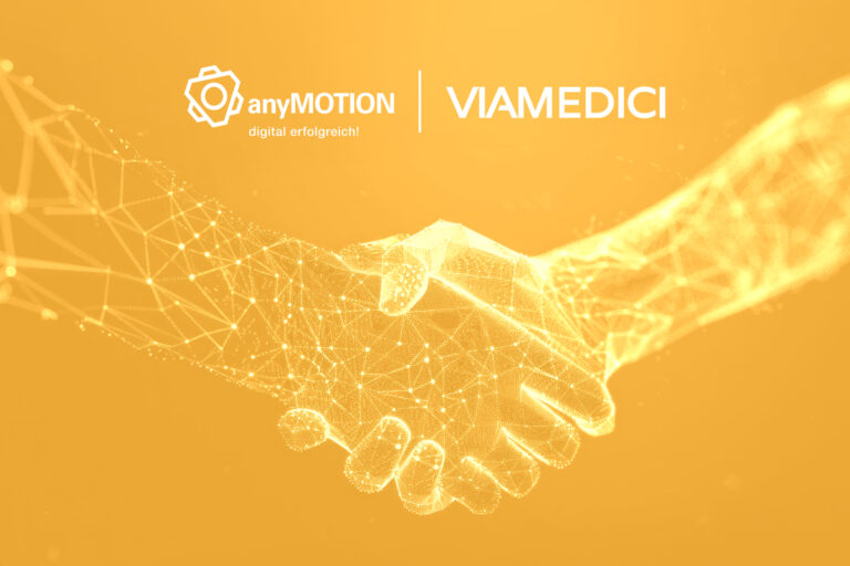 Die Logos von anyMOTION und Viamedici stehen über der Darstellung eines abstrakten Handschlags auf orangefarbenem Hintergrund.